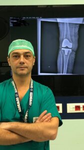 Manuel Valori è ortopedico a Pistoia, specializzato nel trattamento chirurgico degli arti inferiori (ginocchio e anca), nel trattamento delle patologie dolorose della schiena e nella traumatologia sportiva.